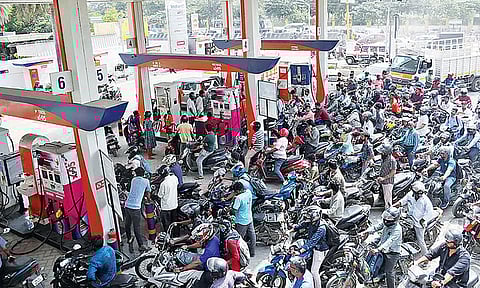 மே.வங்காள தேர்தல் முடிந்த உடன் பெட்ரோல், டீசல் விலையை உயர்த்த திட்டம்? - மத்திய அரசு விளக்கம்

