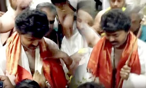 திருச்செந்தூர் முருகன் கோவிலில் விஜய் சாமி தரிசனம்