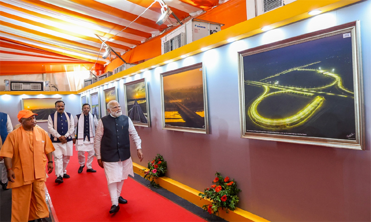 594 கி.மீ. நீளம் கொண்ட கங்கா எக்ஸ்பிரஸ் சாலையை திறந்து வைத்த பிரதமர் மோடி