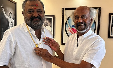 'படையப்பா' பட  தயாரிப்பாளர் தேனப்பனுக்கு 5 சவரன் தங்க சங்கிலி பரிசளித்த ரஜினிகாந்த் 