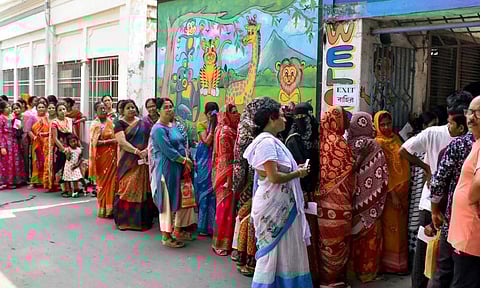 மேற்கு வங்காள சட்டமன்ற 2-வது கட்ட தேர்தல்: 142  தொகுதிகளில் வாக்குப்பதிவு தொடங்கியது