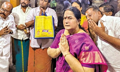  பழனி முருகன் கோவிலில் எடப்பாடி பழனிசாமி மனைவி சாமி தரிசனம்
