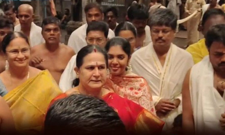 எடப்பாடி பழனிசாமி குடும்பத்தினர் திருச்செந்தூர் கோவிலில் சாமி தரிசனம் 