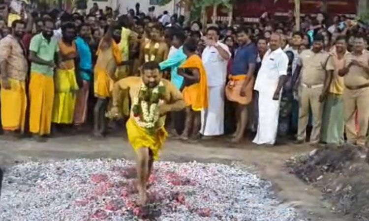தீமிதித்த பக்தர்