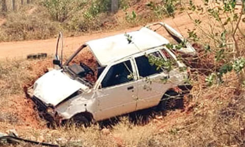 களக்காடு அருகே கார் கவிழ்ந்து விபத்து - 4 வயது சிறுமி பலி, 3 சிறுவர்கள் படுகாயம்