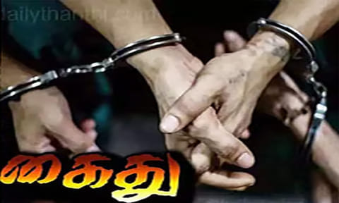 முன்விரோதத்தில் தாய்-மகனுக்கு அரிவாள் வெட்டு; இருதரப்பு மோதல்: 4 பேர் கைது