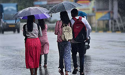 தமிழகத்தில் நாளை 8 மாவட்டங்களுக்கு கனமழை எச்சரிக்கை - வானிலை மையம் தகவல்