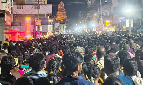 சித்ரா பவுர்ணமி: தி.மலையில் 2-வது நாளாக லட்சக்கணக்கான பக்தர்கள் கிரிவலம்
