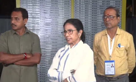 வாக்குப்பதிவு எந்திரங்கள் வைக்கப்பட்டுள்ள அறையை நள்ளிரவில் பார்வையிட்ட மம்தா பானர்ஜி

