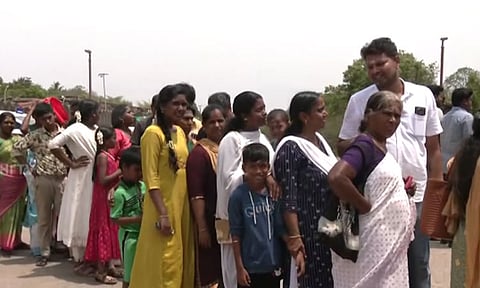தொடர் விடுமுறையை முன்னிட்டு தஞ்சை பெரிய கோவிலில் குவிந்த பக்தர்கள்
