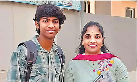 மகனுடன் சேர்ந்து 10-ம் வகுப்பு தேர்ச்சி பெற்ற தாய்