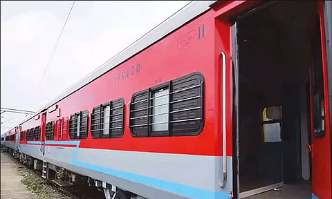பயணிகளுக்கு நற்செய்தி.. ஏலகிரி எக்ஸ்பிரஸ் ரெயில் நாளை முதல் புத்தம்புது எல்.எச்.பி. பெட்டிகளில் இயக்கம்