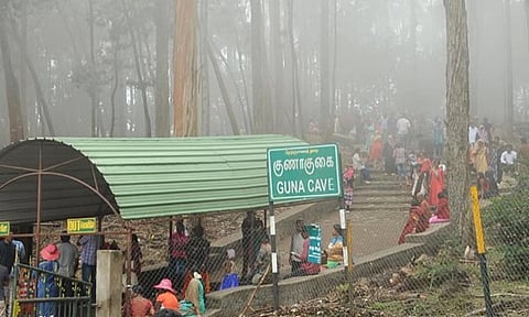 கொடைக்கானலில்  குவிந்த சுற்றுலாப்பயணிகள்: கடும் போக்குவரத்து நெரிசல்