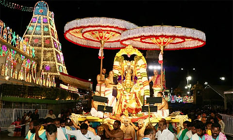திருப்பதியில் கருட சேவை: திரளான பக்தர்கள் பங்கேற்பு
