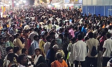 திருவண்ணாமலையில்  விடிய விடிய கிரிவலம் சென்ற லட்சக்கணக்கான பக்தர்கள்