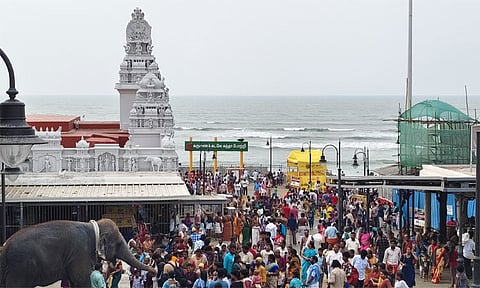 திருச்செந்தூர் முருகன் கோவிலில் குவிந்த பக்தர்கள்: 4 மணி நேரம் காத்திருந்து சாமி தரிசனம்