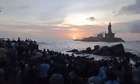 கன்னியாகுமரி: மேக மூட்டத்தால் சூரிய உதய காட்சிகளை கண்டு ரசிக்க முடியாமல் சுற்றுலாப் பயணிகள் ஏமாற்றம்