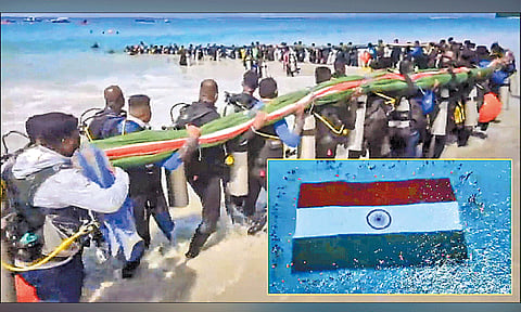 அந்தமானில் கடலுக்கடியில் மிகப்பெரிய தேசியக்கொடி ஏற்றி கின்னஸ் சாதனை