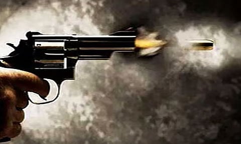 நகைக்கடையில் கொள்ளை; தடுக்க முயன்ற ஊழியர்கள் மீது துப்பாக்கி சூடு - தெலுங்கானாவில் பரபரப்பு 