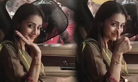 விஜய் வீட்டில் இருந்து வெளியே வந்து ‘தம்ப்ஸ் அப்’ காட்டிச் சென்ற திரிஷா