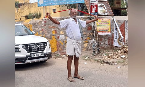 விஜய்யை ஆட்சி அமைக்க அழைக்க வேண்டும்: கவர்னரை வலியுறுத்தி முதியவர் திடீர் சாலை மறியலால் பரபரப்பு