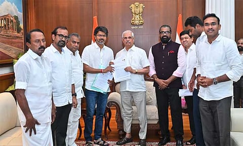 தமிழக முதல் அமைச்சர் ஆகிறார் விஜய்?  நாளை  பதவியேற்பு விழா நடைபெறும் என தகவல்