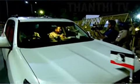 எடப்பாடி பழனிசாமி முதல்-அமைச்சராக பதவி ஏற்க ஆதரவு; கவர்னரிடம் கடிதம் வழங்கிய டி.டி.வி. தினகரன்
