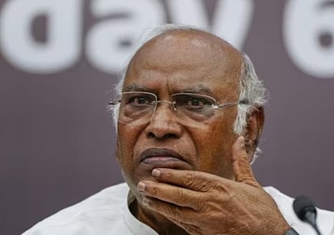  திருமாவளவன், டி.ராஜாவுடன் காங்கிரஸ் தலைவர்  மல்லிகார்ஜுன கார்கே பேச்சு