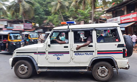 கேரளா: போலீசாரின் ரோந்து காரை திருடிய நபர் - அதிர்ச்சி சம்பவம்  

