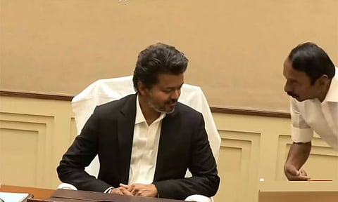 அண்ணா.. எம்.ஜி.ஆர். வரிசையில்.. முதல்-அமைச்சர் விஜய்.. கோட்டையில் பொறுப்பேற்றார்