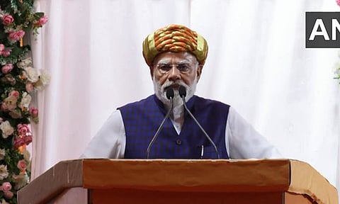 உப்பு மட்டுமே உற்பத்தியான குஜராத்தில் மெட்ரோ பெட்டிகள், என்ஜின்கள் தயாரிப்பு:  பிரதமர் மோடி பெருமிதம்
