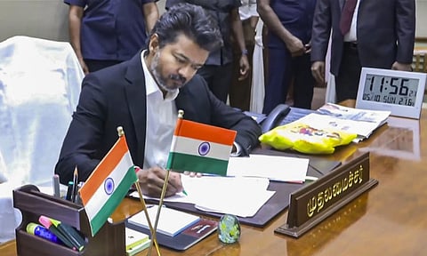 சட்டம் - ஒழுங்கு தொடர்பாக டிஜிபி, தலைமை செயலாளருடன் முதல்-அமைச்சர் விஜய் ஆலோசனை

