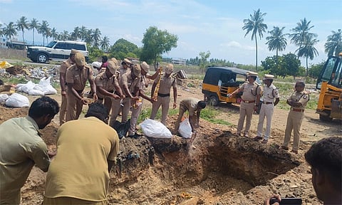கள்ளக்குறிச்சி மாவட்ட காவல் கண்காணிப்பாளர் முன்னிலையில் சுமார் 1 டன் தடை செய்யப்பட்ட புகையிலை பொருட்கள் அழிப்பு