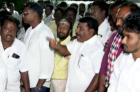 எடப்பாடி பழனிசாமிக்கு ஆதரவாக வீட்டு முன்பாக குவியும் ஆதரவாளர்கள்