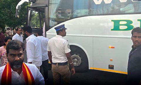 நம்பிக்கை வாக்கெடுப்பில் பங்கேற்க சொகுசு பஸ்சில் சட்டசபைக்கு வந்த தவெக எம்.எல்.ஏ.க்கள்