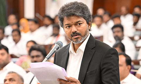 சாலை விபத்தில் உயிரிழந்த காவலரின் குடும்பத்துக்கு ரூ.30 லட்சம் நிதியுதவி: முதல்-அமைச்சர் விஜய் அறிவிப்பு