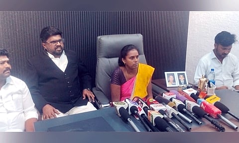 போலீஸ் சப்-இன்ஸ்பெக்டரை கைது செய்ய வலியுறுத்தி போராட்டம்: தூத்துக்குடியில் மணிகண்டன் மனைவி பேட்டி