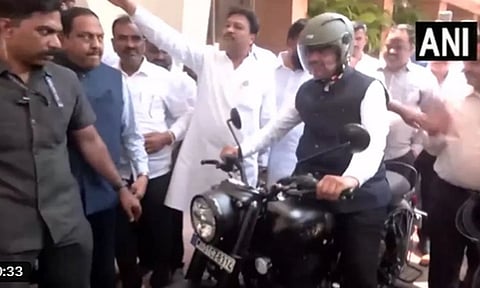 எரிபொருள் சிக்கனம்;  சட்டப்பேரவைக்கு பைக்கில் வந்த  முதல் மந்திரி
