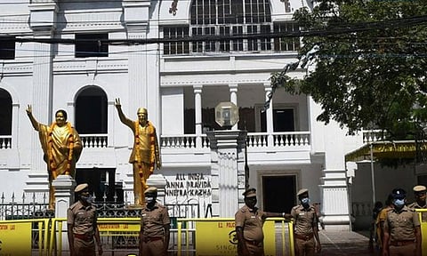 அதிமுக தலைமை அலுவலகத்தில் போலீஸ் குவிப்பு