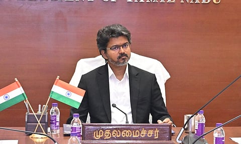 அரசு ஊழியர் போல் மதிய உணவை கையில் எடுத்துவரும் முதல்-அமைச்சர் விஜய்: அதிகாரிகள் பாராட்டு
