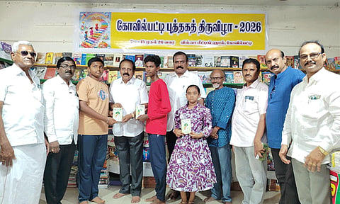 கோவில்பட்டி புத்தக திருவிழாவில் வாசகர்களுக்கு வாசிப்பு செம்மல் சான்றிதழ்