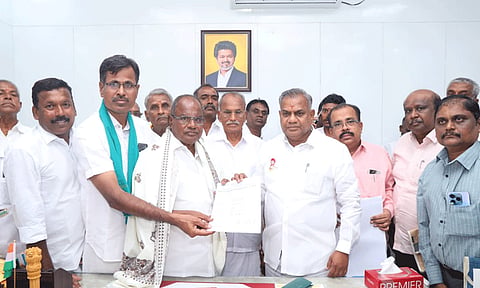 தமிழக நீர்வளத்துறை அமைச்சர்  என் ஆனந்தை நேரில் சந்தித்த பி.ஏ.பி திட்டக்குழு தலைவர்