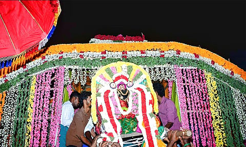 புஷ்ப பல்லக்கில் எழுந்தருளிய சுவாமி