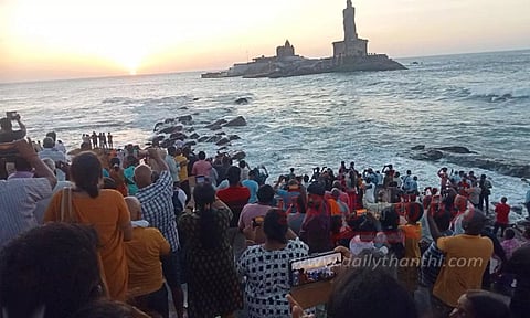 விடுமுறை தினம்: கன்னியாகுமரியில் குவிந்த சுற்றுலா பயணிகள்
