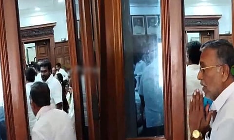 சபாநாயகருடன் சி.வி.சண்முகம் தரப்பு எம்.எல்.ஏக்கள் சந்திப்பு 