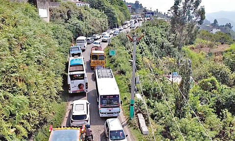 கோடை விடுமுறை: கொடைக்கானலில் 10 கிலோமீட்டருக்கு அணிவகுத்து நின்ற வாகனங்கள்
