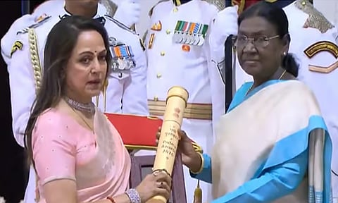 தர்மேந்திராவின் “பத்ம விபூஷண்” விருதை பெற்றுக்கொண்ட ஹேம மாலினி