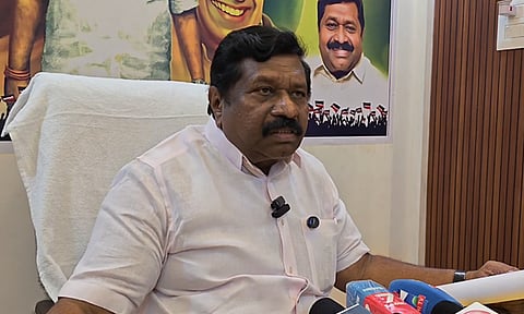 
எம்.எல்.ஏ.க்கள் ராஜினாமா ஏற்பு; 100 சதவீத குதிரை பேரம்:  இன்பதுரை எம்.பி. எக்ஸ் பதிவு
