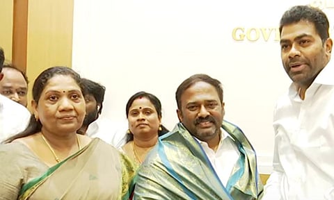 
தமிழக அரசியலில் பரபரப்பு; அ.தி.மு.க. எம்.எல்.ஏ.க்கள் 3 பேர் ராஜினாமா
