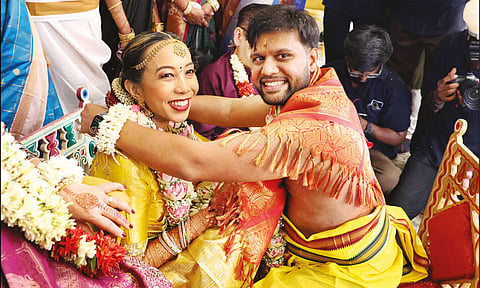 கடல் கடந்த காதல்.. அமெரிக்க பெண்ணை கரம் பிடித்த திண்டுக்கல் வாலிபர்
